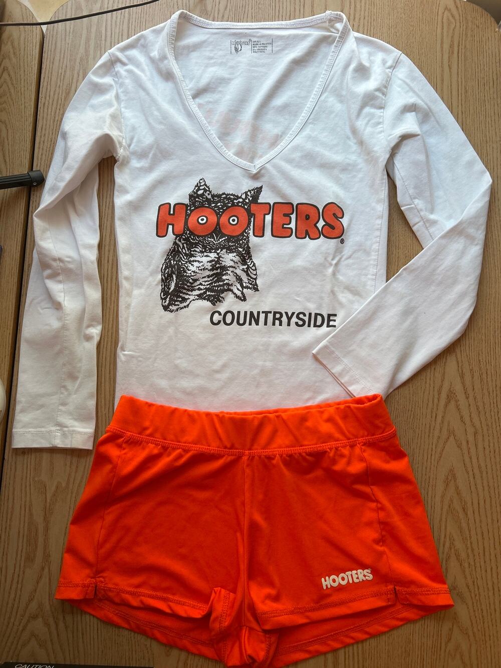 b16 Womens 2pc Hooters Girl Worn Uniform V-Neck LS Tee & Shorts IL Small/Medium